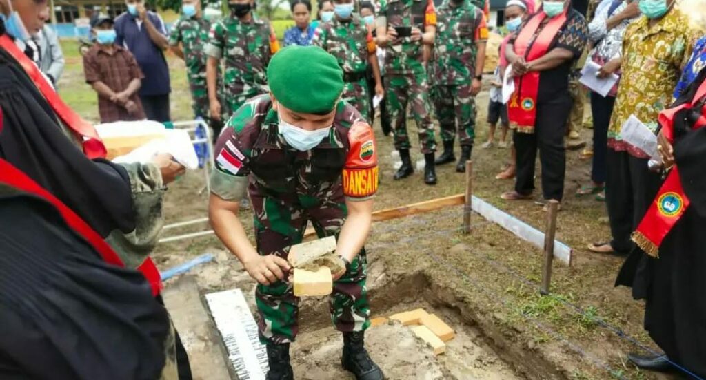 Satgas Yonif 123/Rajawali Bantu Bangun Gereja di Kampung Kirely Merauke