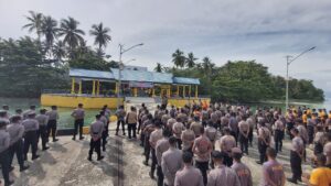 Jajaran Polres Manokwari Gelar Baksos Bersihkan Pulau Mansinam