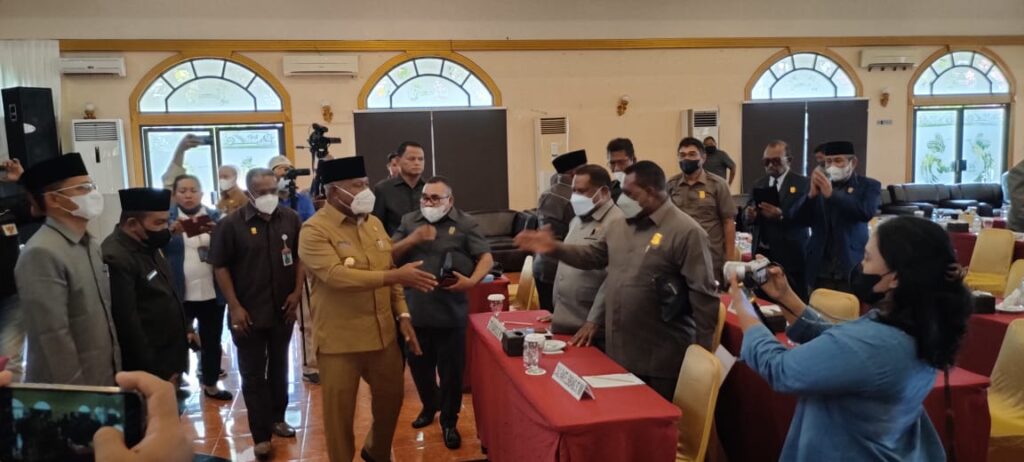 Paripurna Pengusulan Pemberhentian Gubernur PB Ditunda, ini Sebabnya