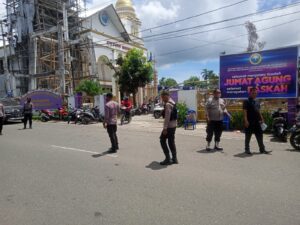 Ratusan Personel Polres Manokwari Amankan Ibadah Jumat Agung