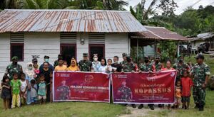 HUT ke 70, Pangdam Pattimura – Alumni Kopassus Berbagi Kasih di Tulehu
