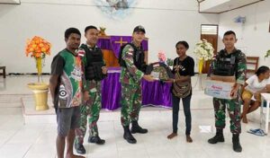Usai Ibadah Paskah bersama Warga, Satgas TNI 711/Rks Beri Bantuan