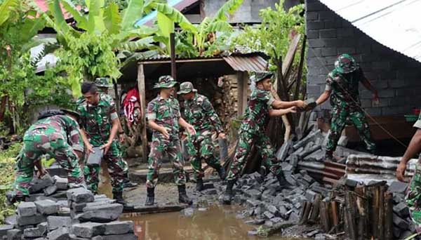 Kodim Tobelo Gelar Aksi Pembersihan Puing Rumah Pasca Gempa M5,2