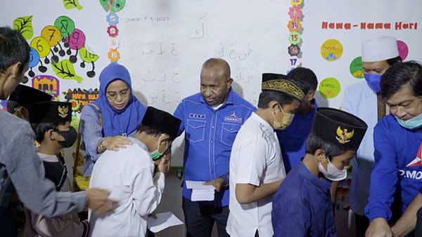 Calon Ketua Demokrat Papua Berbagi Ribuan Takjil Hingga Santuni Anak Yatim di Cikeas 2 RHP berbagi kasih Cikeas2