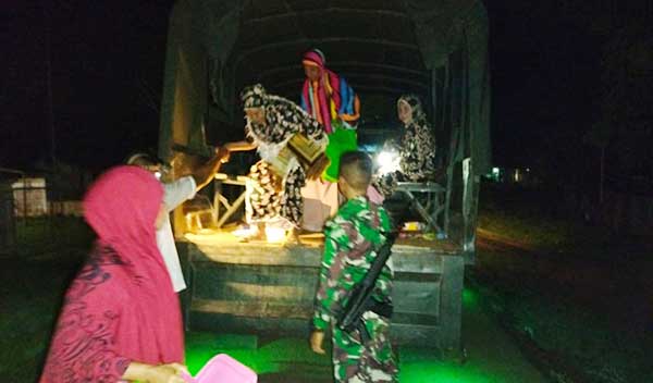 Satgas TNI Bantu Angkutan Umat Kp Erambu