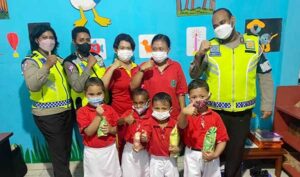 Gunakan Alat Peraga, Polantas Edukasi Penggunaan Helm Bagi Anak Usia Dini