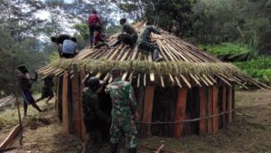 Mama Tabuni Terharu, Satgas 412 Kostrad Bangun Honai Pasca Terbakar