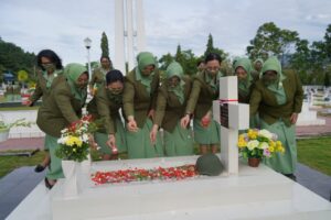 Persit KCK PD XVII/Cenderawasih Ziarah ke TMP Kusuma Trikora Waena