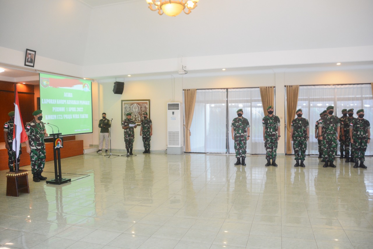 28 Anggota Korem 172/PWY Naik Pangkat, Danrem: Tingkatkan Semangat dan Etos Kerja 2 WhatsApp Image 2022 04 01 at 22.11.57