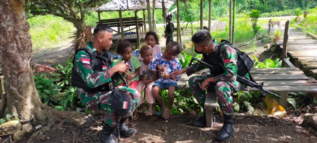 Keceriaan Anak-Anak Papua Bersama Satgas TNI di Tapal Batas RI-PNG