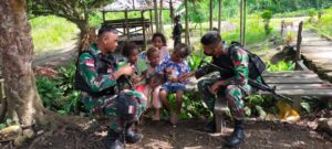 Keceriaan Anak-Anak Papua Bersama Satgas TNI di Tapal Batas RI-PNG