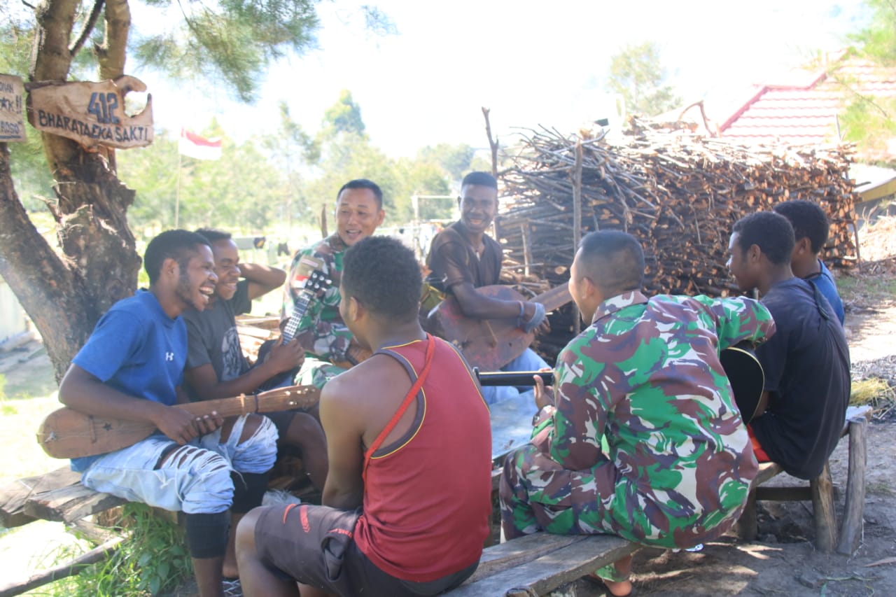 Begini Cara Satgas 412 Kostrad Rangkul Pemuda di Pedalaman Papua 2 WhatsApp Image 2022 04 03 at 18.33.21