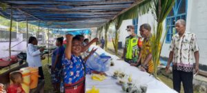 Babinsa Bersama Warga Sukseskan Bazar Gereja Lachairoi Impendi Adoki