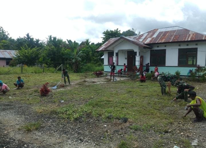 Satgas Yonif 711/Rks Kerja Bakti Bersihkan Lingkungan Bersama Warga di Perbatasan RI-PNG