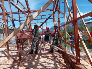 Babinsa Koramil Tigi Bantu Bangun Gereja GPDI Kampung Idege