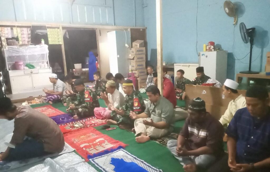 Satgas Yonif 711/Rks Buka Puasa Bersama Masyarakat di Batas Negara RI-PNG