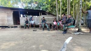 Keakraban Satgas TNI Bersama Masyarakat di Perbatasan RI-PNG
