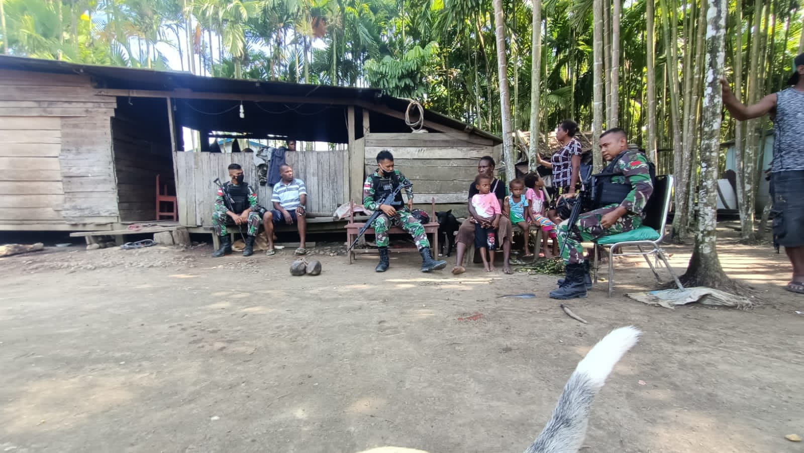 Keakraban Satgas TNI Bersama Masyarakat di Perbatasan RI-PNG 1 WhatsApp Image 2022 04 07 at 11.18.16