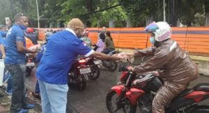 Calon Ketua DPD Demokrat Papua Berbagi 3.000 Takjil di Jakarta