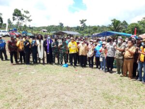 Momen Bersejarah, Pertama Kali Pemkab Keerom Rayakan HUT ke-19 di Kampung Perbatasan RI-PNG 2 WhatsApp Image 2022 04 14 at 09.56.27 1