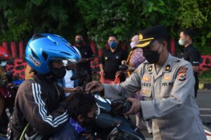 Bid Humas Polda Papua Bersama Jurnalis Bagikan Ratusan Takjil