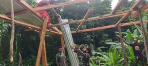 Bentuk Kebersamaan, Babinsa Supiori Bantu Rehab Rumah Warga