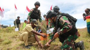 Satgas TNI Bersama Masyarakat Tanam 412 Pohon Kausari di Kabupaten Lanny Jaya