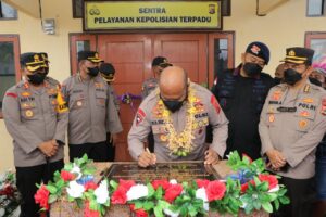 Kapolda Mathius Fakhiri Resmikan Polsek Yendidori di Biak