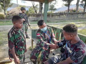 Minggu Sehat: Satgas TNI 142/KJ Gelar Pelayanan Pengobatan Gratis