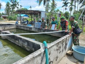 Babinsa Koramil Arso Beri Motivasi Peternak Ikan Lele