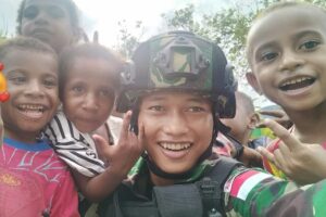 Senyuman Anak Papua: Terima Kasih Om Tentara Sudah Kasih Kami Bingkisan