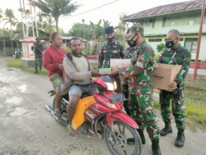 Semarak Ramadhan: Satgas TNI Bagi Takjil Kepada Pengendara di Perbatasan RI-PNG