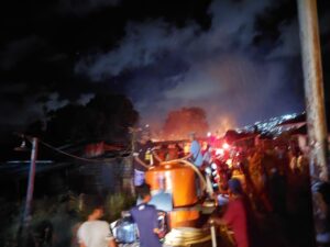 Amukan Si Jago Merah Hanguskan Satu Unit Rumah Kos di Kompleks Penerangan Kayu Batu