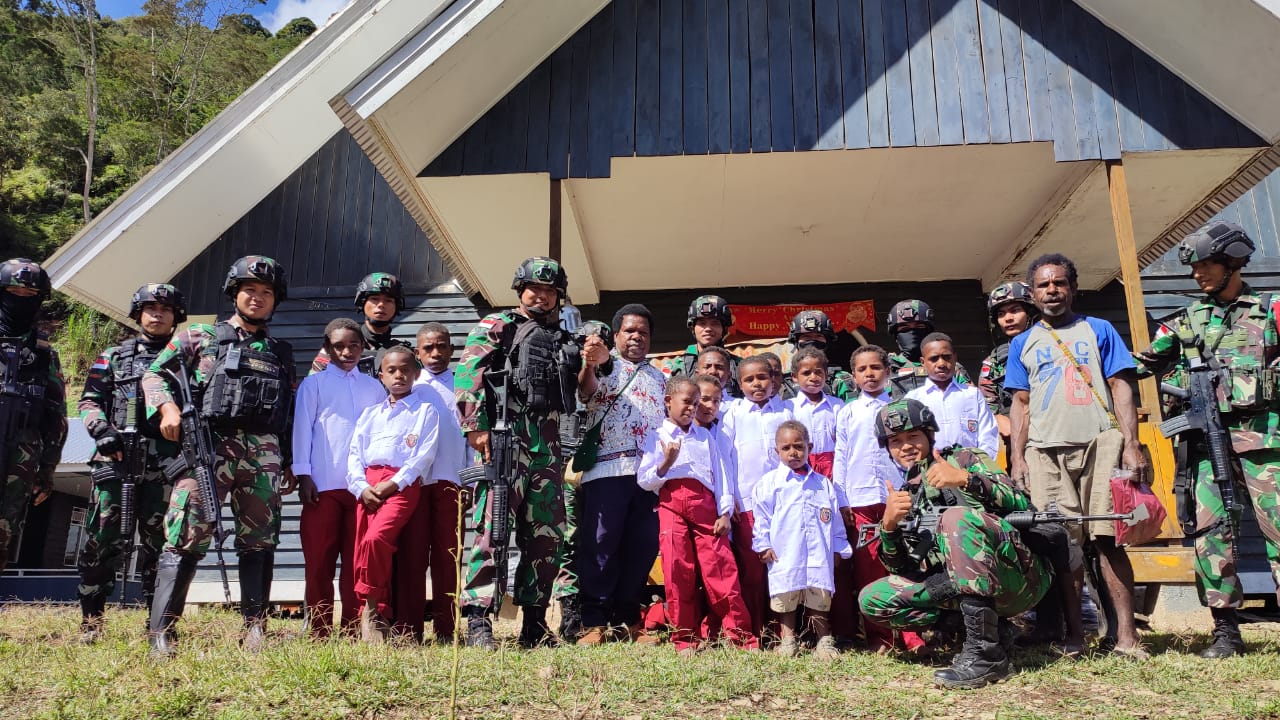 Satgas Serahkan Bantuan di Sekolah YPPGI Tolikara, Kepsek: Terima Kasih TNI 1 WhatsApp Image 2022 04 28 at 17.41.17