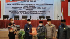 Tujuh Fraksi DPR-PB Setuju LKPJ Gubernur T.A 2021 Dengan Catatan