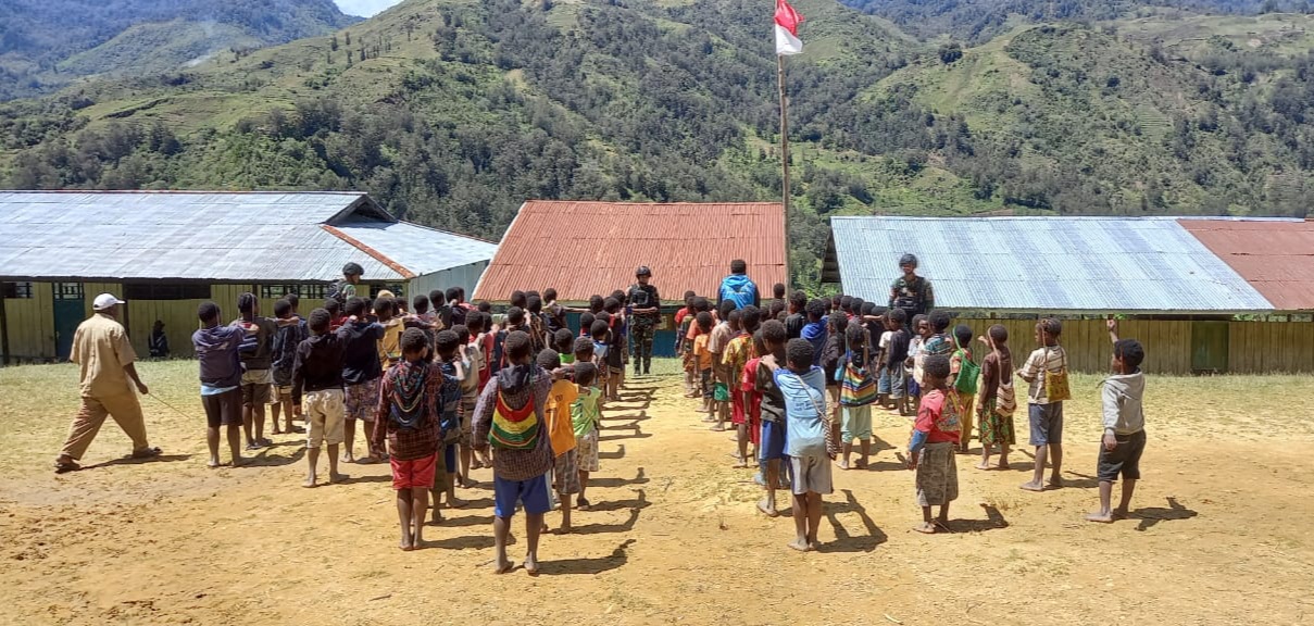 Satgas TNI Bentuk Karakter Disiplin Generasi Penerus Bangsa di Papua 1 WhatsApp Image 2022 04 29 at 12.36.03 1