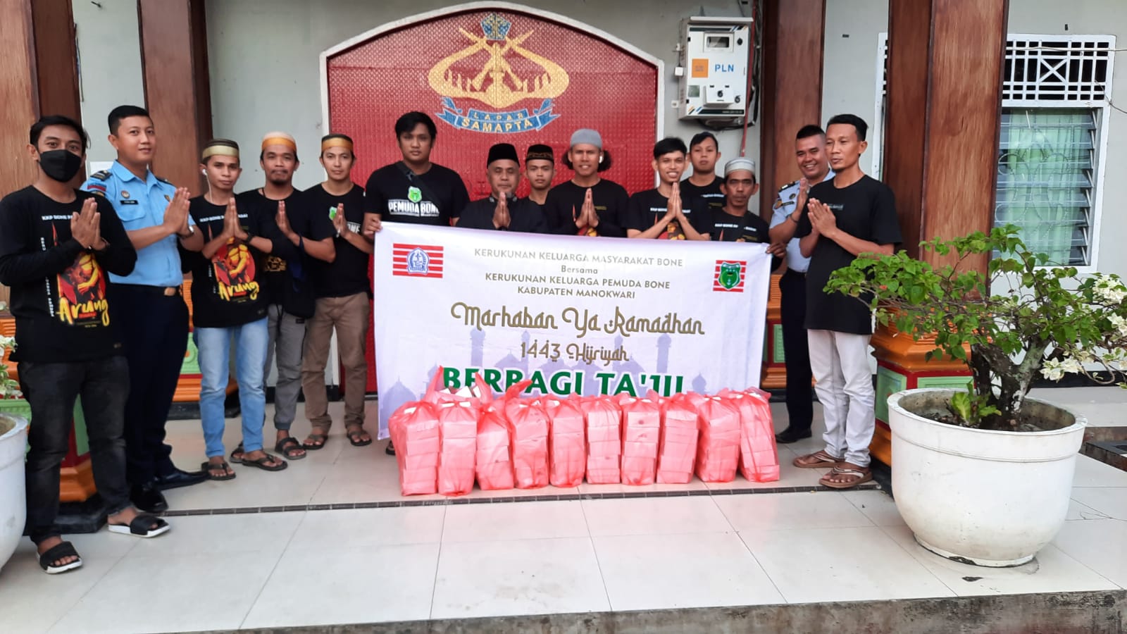 Tutup Ramadhan, Pemuda Bone Berbagi Takjil di Lapas Manokwari 1 WhatsApp Image 2022 04 30 at 18.40.34