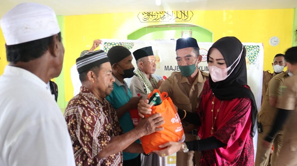 Widya Pratiwi Berbagi Kasih : Penghulu Masjid di Kota Ambon Terima Bantuan 16 Widya Murad Berbagi Kasih Penghulu Masjid