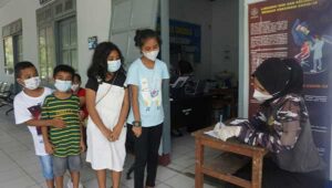 Anak-anak Antusias Terima Vaksin Lanjutan di RSAL Lantamal IX Ambon