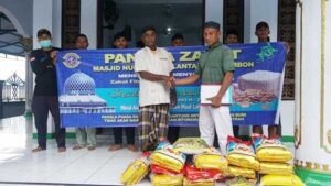 Takmir Masjid Nurul Iman Salurkan Zakat Warga Lantamal IX Ambon ke Sejumlah Lokasi