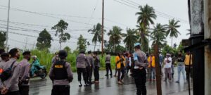 Diguyur Hujan, Aksi Demo Tolak DOB Tetap Berlangsung