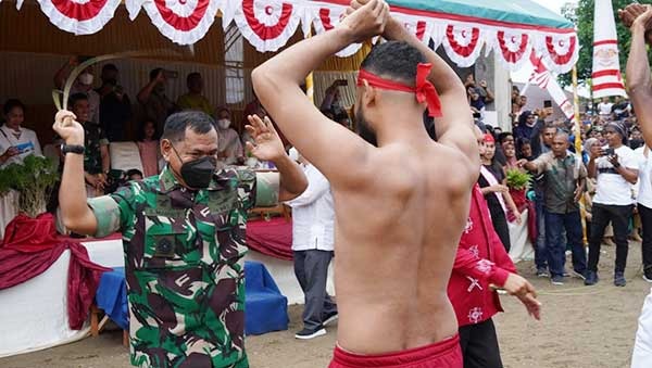 Hadiri Tradisi Pukul Sapu Mamala – Morella, Ini Pesan Kasdam Pattimura