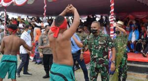 Danlantamal IX Ambon Hadiri Pesta Adat dan Budaya Pukul Sapu Lidi di Morella