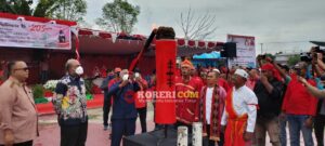 Kepala Suku Besar Arfak Bakar Obor HUT Pattimura 205 di Manokwari