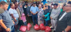 Keluarga Dominggus Mandacan Serahkan 705 Paket Sembako Kepada Korban Pasar Wosi