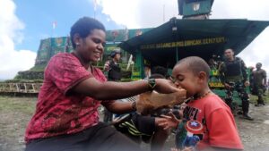 Begini Cara Pendekatan TNI dengan Masyarakat Puncak Jaya