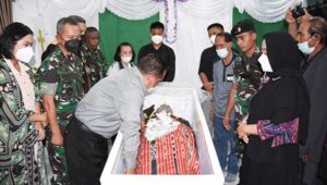 Doa dan Penghormatan Antar Keberangkatan Jenazah Alm. Brigjen TNI Stepanus Mahury