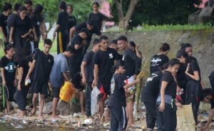 Lantamal IX Bersama Mahasiswa UKIM Bersih-bersih Laut dan Pantai