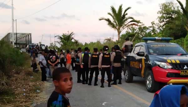 Masyarakat Sarmi Palang Jalan Aniaya Sekda