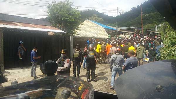 Polisi Bubar Paksa Demo Tolak DOB